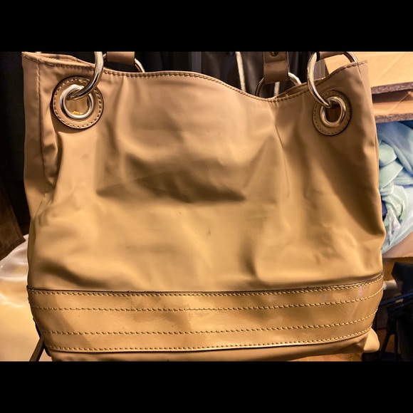 Tignanello, duo compartment, bucket style, zipper area below, a good baby bag. - Picture 4 of 14